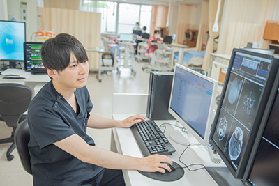 私は横浜旭中央総合病院の看護師として、現在はSCU（stroke care unit）に勤務しています。